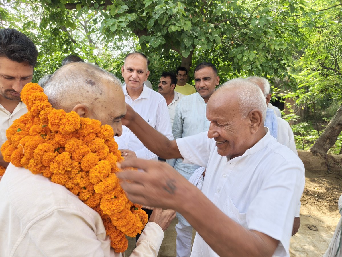 ProfSampatSingh's tweet photo. फतेहाबाद हल्के के नहला गांव से मेरे अजीज अनूप ढिल्लों जी (रिटायर्ड सब इंस्पेक्टर) पुत्र स्वर्गीय जिले सिंह जी मेम्बर के निवास स्थान पर परिवारजनों से आत्मीय भेंट। स्वर्गीय चौधरी देवी लाल जी की पुरानी लोकदल अपने घर में 🙏
नहला के हर घर से मेरा अटूट प्रेम है 🙏

#Inld #Fatehabad
@OfficialINLD 
@ITCellINLD