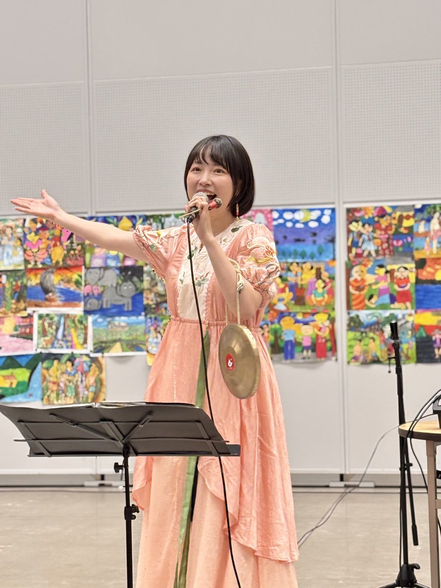 eosan240's tweet photo. 洸美さんのフリーライブでした。
30分ステージでしたが楽しめました。多くのお客様に透き通った高い声が届いた事でしょう😄
来月以降のライブ情報をゲットしました。笑

#洸美
#東京たま未来メッセ
#多文化共生平和写真展 https://t.co/E0j7uiI7Fp