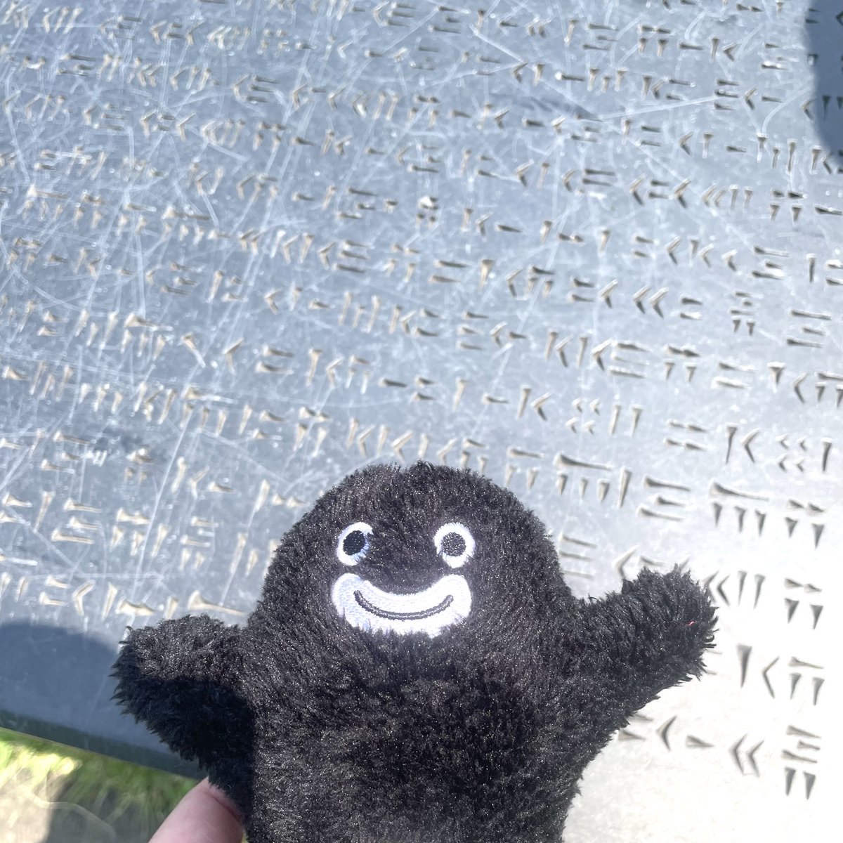 HahayaPlus's tweet photo. ライブで丸２日動き回ったのに、朝から三鷹に行ってきました。
ズラーちゃん、これが古代ラピュタ文字文字だよ。

久しぶりに行ったのだけど、やっぱり全部可愛い。トイレまで可愛い。（写真は屋外とカフェは料理のみok）
永遠にめいとこねこバスのタイミングと合わないけども…笑 https://t.co/Uslnl0H7He