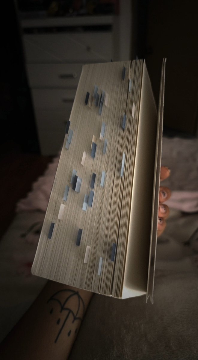amelfyre's tweet photo. Fuí víctima del "solo un capítulo más" y terminé mi libroooo en plena madrugada.

Una maravilla total 🥀🦇🖤📖 https://t.co/2sMB74V1Cq