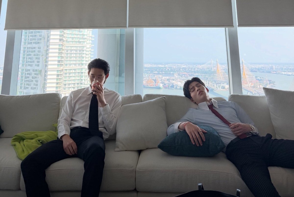 sthibtw_'s tweet photo. สภาพเพื่อนปอนด์เพื่อนเอสคือ คนนึงสลบ คนนึงดมยาดม55555252555555555555หยังน้อ https://t.co/1AzFWig0ZT