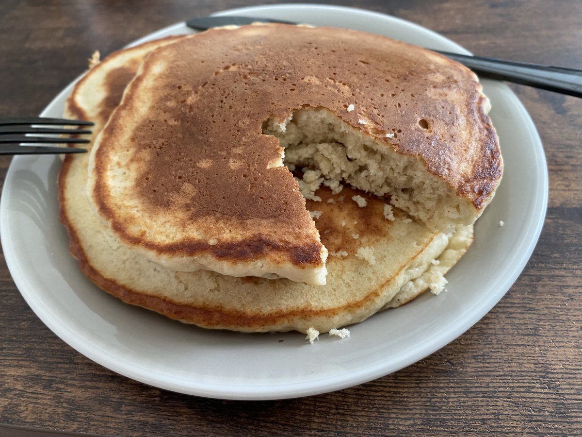 Co_ppe_bread's tweet photo. この、私にしては綺麗に焼けたホットケーキは、牛乳の代わりにワインをドボドボ入れたワインホットケーキです。

これは、なかなか美味しいですよ。
見た目以上に風味が残ってる。酔えそう。 https://t.co/b2klWh3upJ