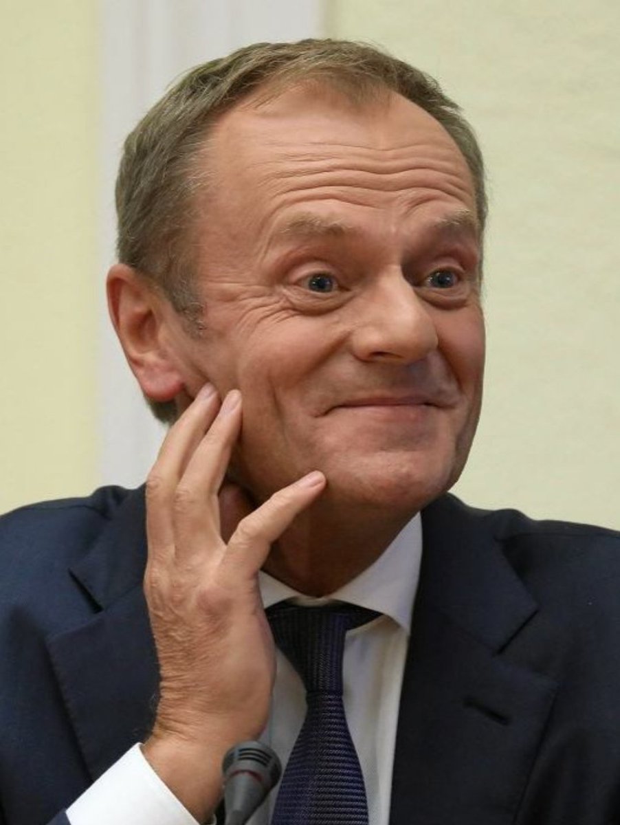 PoimieniuPL's tweet photo. Kolejne porywające, patriotyczne przemówienie Tuska w ważnym dla Polaków dniu, prawda? 😎
No dobra, nie czepiajmy się. Donald szykuje się na jesień: Dzień Zjednoczenia Niemiec i Święto Rewolucji Październikowej. https://t.co/fYlXUzP6vK