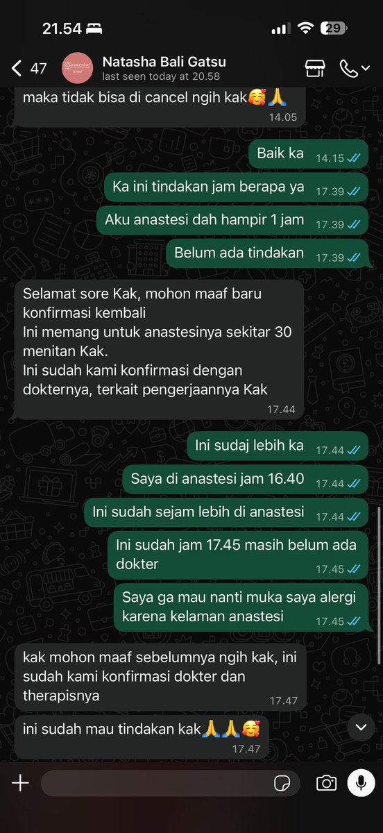 Asunazr's tweet photo. Dear @natashaskincare, mohon tanggung jawab. Hari ini saya treatment di cabang Bali Gatot Subroto, namun numbing cream dibiarkan di wajah saya lebih dari 1 jam. Dokter baru datang setelah saya menghubungi CS karena kulit saya sudah terasa terbakar. Padahal waktu penggunaan anestesi topikal umumnya sekitar 30 menit. Hingga akhirnya wajah saya merah dengan rasa terbakar setelah treatment. 
Saya berharap ada penjelasan dan pertanggungjawaban atas kejadian ini. Treatment: Juvelook￼

@natashaskincare  Dokter beralasan bahwa telatnya tindakan dikarenakan product Juvelook yang belum siap digunakan. Padahal pada saat saya booking di jam 12 siang, CS sudah menginfokan bahwa obat akan disiapkan 3 Jam sebelum saya treatment. 
Saya appointment jam 16.00, keadaan klinik sepi tapi sampai jam 17.50 treatment masih belum dilaksanakan. Padahal saya hanya treatment skinbooster juvelook. Saat ini kondisi kulit saya rasanya sakit dan terbakar

Update: sudah ada pihak Natasha yang menghubungi aku untuk kirim Obat dan Cream 😭🥹 Kemungkinan besok aku akan balik lagi ke natasha, dokternya berjanji akan bantu sembuhin sampai kulit aku normal lagi.￼

cc : elkhaholic