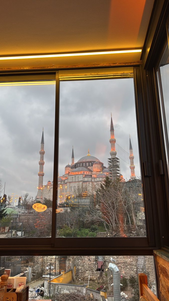 eti973's tweet photo. الوكاد اني مع الشوق والوحده رهين
والحسايف ماكلتني عليييك بعينها

لا تلومين إللي أصبح عقب هذي حزين
ليلةٍ من دونك تمرّني يا شينها ! https://t.co/NXG7A2sZXN