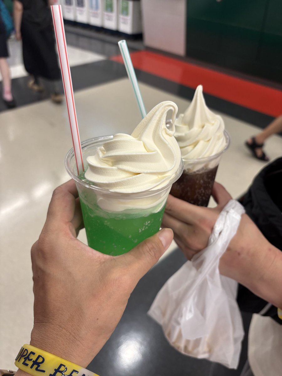 na08tsu20's tweet photo. ホンコチ！ビバ女神🦫様のおかげで神席通り越して、仏席🫠🫠🫠一緒に音楽してきます👍ラ前のフロート🍹
#京セラドーム大阪
#SUPERBEAVER https://t.co/Bav5pGfCiD