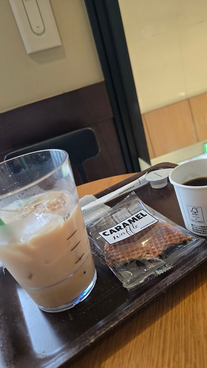 shoxjr's tweet photo. 10年ぶりくらいにスタバ。よくわかんなくて適当に注文したら甘すぎて死にそう( ＞Д＜；) https://t.co/fyjz8CeFJG