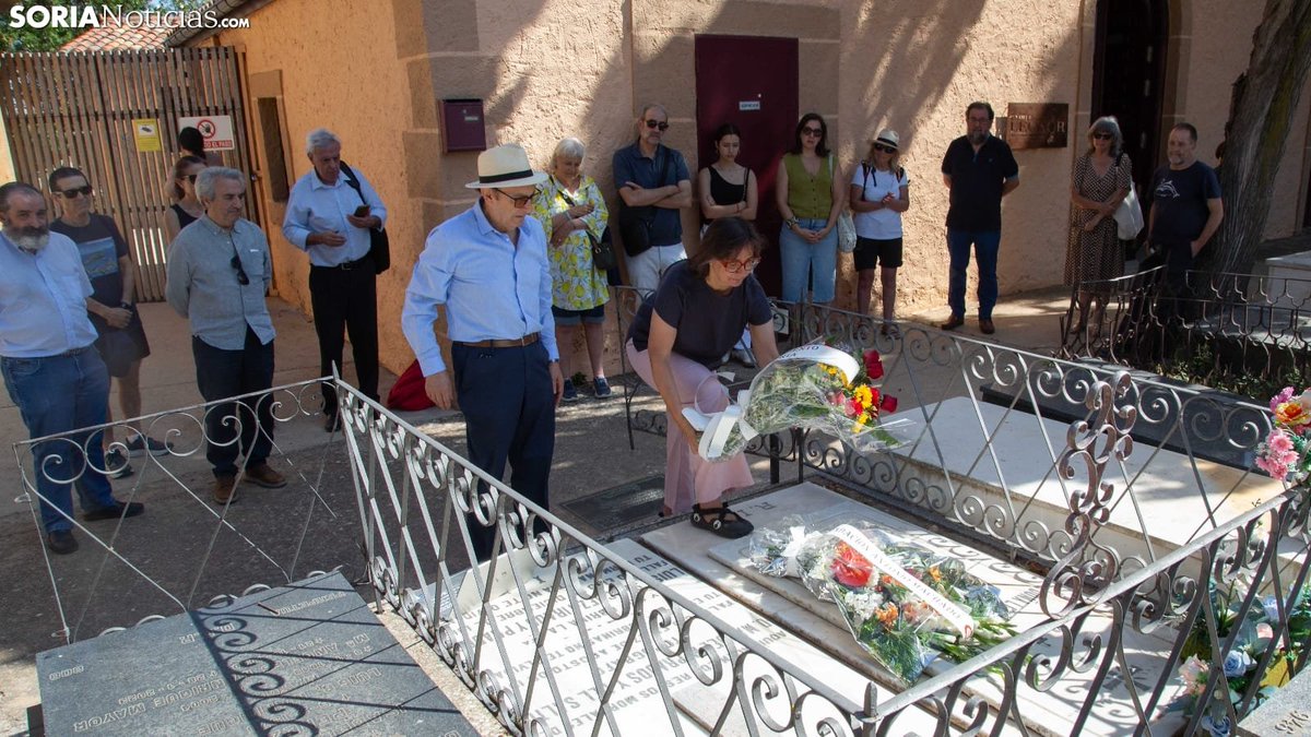 FAM_SORIA's tweet photo. CXIV Aniversario Leonor Izquierdo Cuevas. Ayuntamiento de Soria y Fundación Española Antonio Machado depositan sendos Ramos de flores ante la tumba de Leonor. Jesús Rubio recordo el Centenario de José María Valverde. https://t.co/Ved2RLyqlj