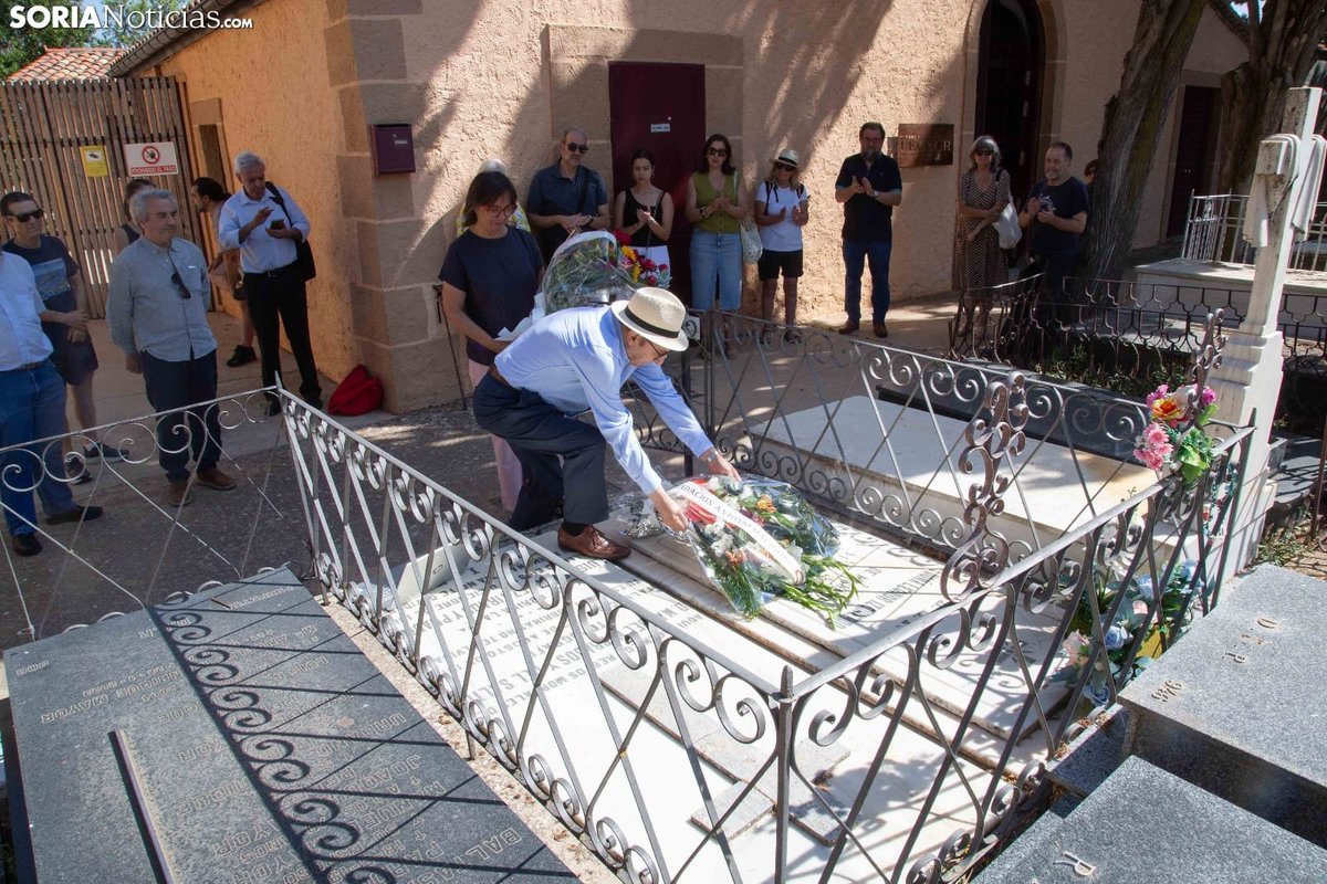 FAM_SORIA's tweet photo. CXIV Aniversario Leonor Izquierdo Cuevas. Ayuntamiento de Soria y Fundación Española Antonio Machado depositan sendos Ramos de flores ante la tumba de Leonor. Jesús Rubio recordo el Centenario de José María Valverde. https://t.co/Ved2RLyqlj