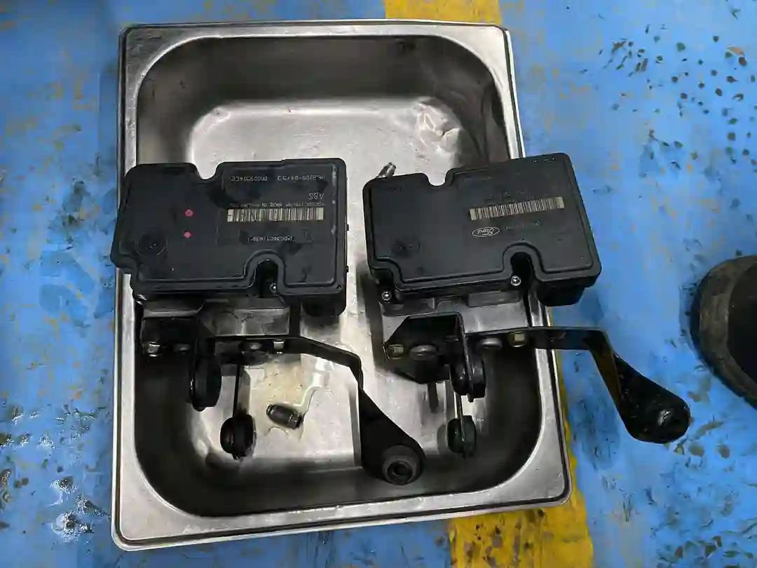 Simrio_auto's tweet photo. A client called me about strange smoke coming from the engine. Instead of telling him to spend money immediately, I simply asked him to remove the EGR valve, clean it properly, and reinstall it.
Not every problem requires an expensive repair. https://t.co/pVZPuJjqOR