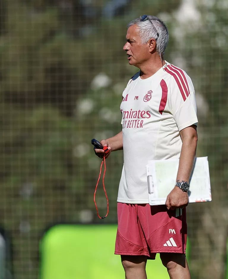 theMadridZone's tweet photo. 🚨 JUST IN: Vinícius Jr. will first meet with Jose Mourinho, then he will meet the board to clarify his contract situation. @jfelixdiaz https://t.co/yAJ5ML722s