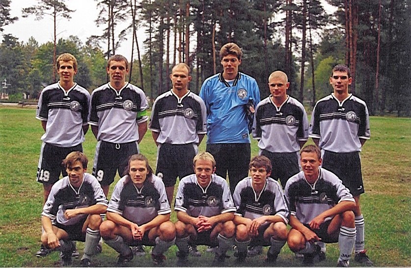FKAlberts's tweet photo. Nu jau 25 gadus spēlējot Latvijas 2./3. līgā, esam krustām šķērsām izbraukājuši visu Vidzemi, bet ārpus Rīgas viesu mačos visbiežāk ir sanācis ciemoties Staicelē, kur šodien spēlēsim jau 18. reizi.⚽️
Attēlos: mēs šajā viesmīlīgajā pilsētā 2002. un 2011. g. https://t.co/dueJY4LJXb