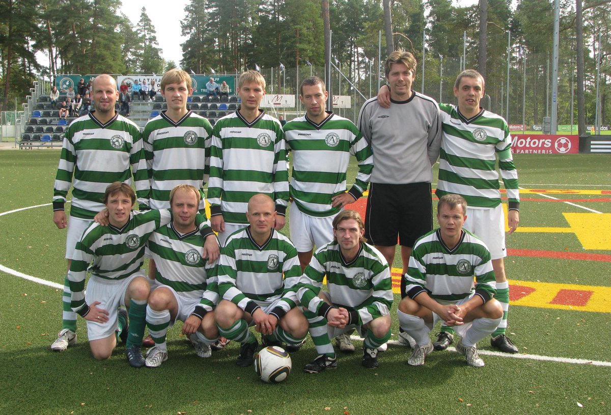 FKAlberts's tweet photo. Nu jau 25 gadus spēlējot Latvijas 2./3. līgā, esam krustām šķērsām izbraukājuši visu Vidzemi, bet ārpus Rīgas viesu mačos visbiežāk ir sanācis ciemoties Staicelē, kur šodien spēlēsim jau 18. reizi.⚽️
Attēlos: mēs šajā viesmīlīgajā pilsētā 2002. un 2011. g. https://t.co/dueJY4LJXb