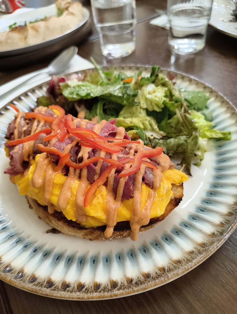 _ToToRoTY_'s tweet photo. Nom nom before more thinking https://t.co/RkKEippYSW