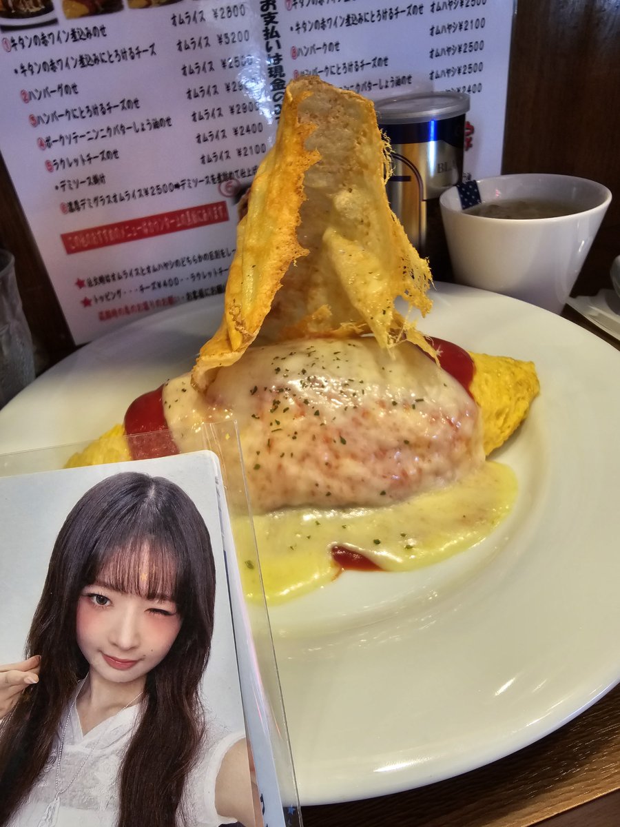 w322m's tweet photo. 今日はゆりさんと噂のオムライスを食べにいきました👑💍💖プリンセス達が神田に来たなんて信じられませんね🙄ユジン様が座ったガードレールもみた😃
その後お紅茶飲みましたわ～☕️💕
降りたけどSerendipityをみると頼んでしまう😭キムナムジュンの作った曲で上位に好きな曲でしたね😭今日もあざした🥳 https://t.co/vcr850llcs