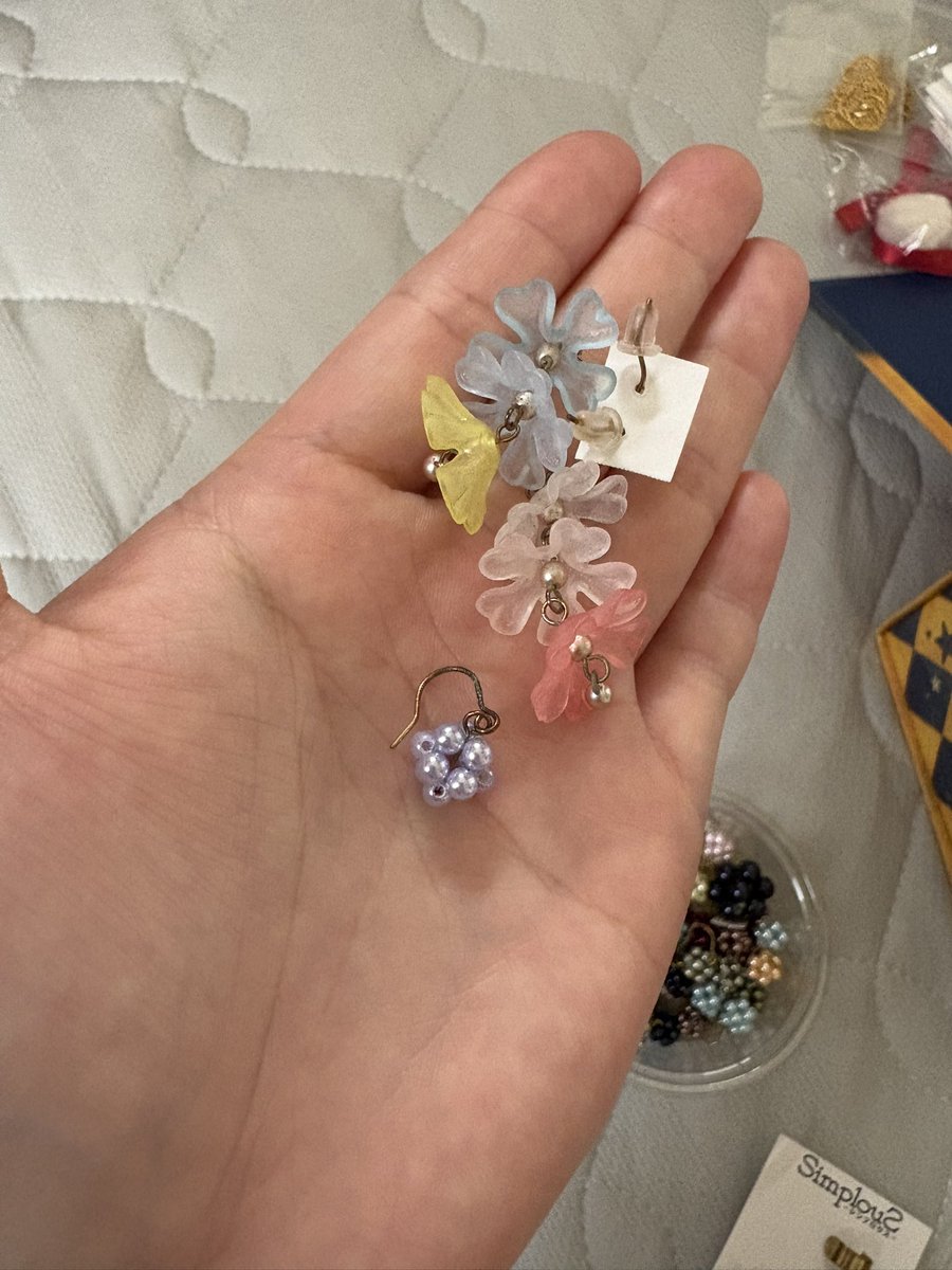 KITSUNE_0617's tweet photo. 数年ぶりに確認したら、パール系のコーティング剥離とゴールドパーツの変色が…😱

9月末に向けて作り直し・パーツ交換等、今まで物全て見直し中・・・・😶

新作作りたいけどデザインどうしようかな……
そもそも何で作ろうかな…
ビーズ？金属パーツ？布？つまみ細工？編み物？木工？どうしようか… https://t.co/6MjpaWNz0e