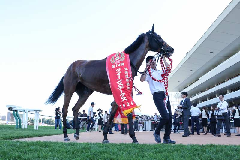 gallop_keiba's tweet photo. 札幌11R、#クイーンS は1番人気 #ココナッツブラウン が優勝🏆
序盤後方から勝負所で進出してゴール前差し切り！ 昨年2着の雪辱を晴らして重賞初制覇を飾りました！ https://t.co/f7LghJN3E9