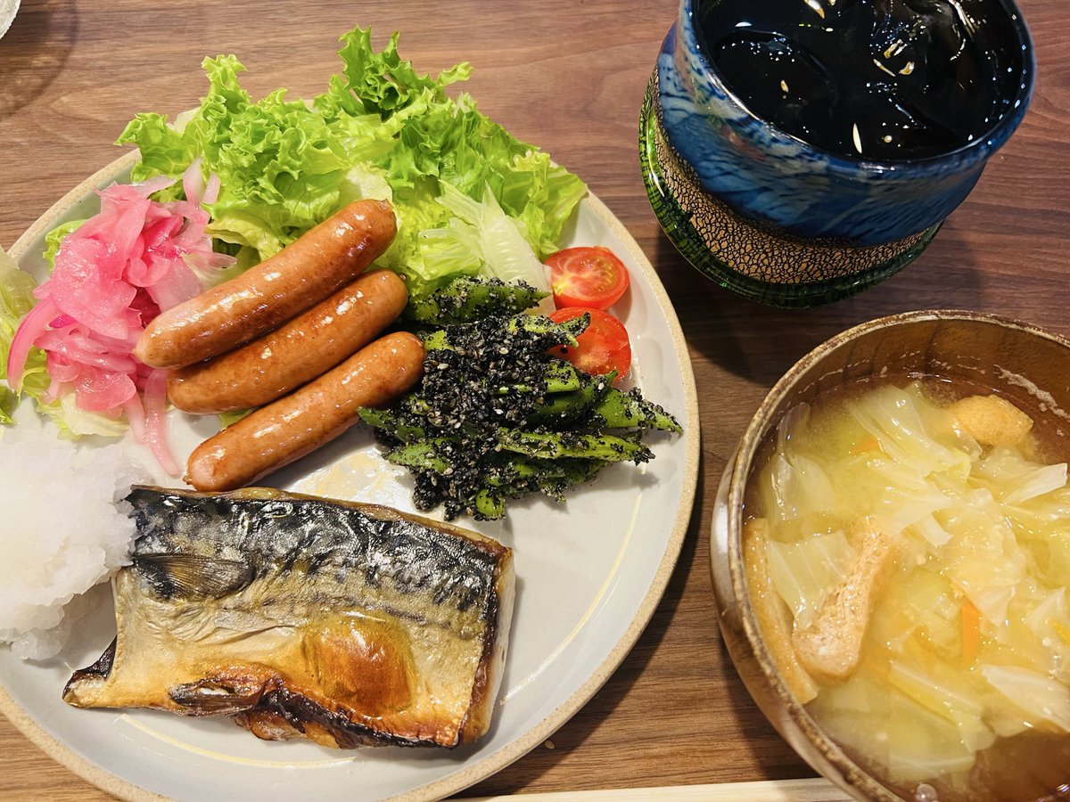 honey_spring's tweet photo. 鯖の塩焼き、蟹ごはんと豚汁、ほっけと冷凍ササミカツ https://t.co/sVJvmgsRi5