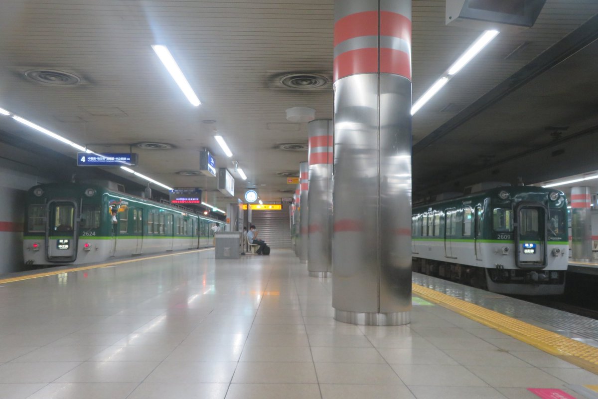 kito223R201's tweet photo. 京阪の名物卵形はもうすぐお別れ、、、

ほんまに新塗装でもええから0番台などの骸骨テールが居た時代が羨ましい🥹

元を辿れば2000系で1959年生まれ、、
快急やコロナ減便ダイヤで特急にも使用されましたね。

非常に昭和レトロなお京阪は全て過去の風景、、 https://t.co/2DdnlDhjU6