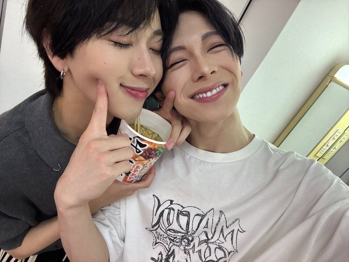 NAGAMINE_RYUTA's tweet photo. ミュージカル『テニスの王子様』4thシーズン 全国大会 青学vs立海 前編

広島千秋楽🔥
ありがとうございました！
あっという間の3日間でした！
広島最高だったー😎

みそきんさん中のいっくん🫶
まさくんから貰ったお弁当半分くれてありがとう
おいしかった
 #テニミュ
 #菊丸英二 https://t.co/4jEOFBQdvs