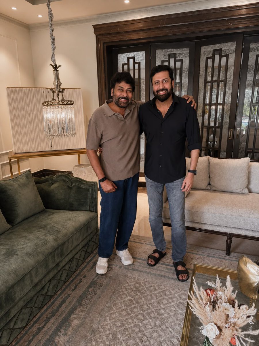 raviprakash_rtv's tweet photo. బ్రేకింగ్ న్యూస్..!

కాలం అందరినీ మార్చేస్తుంది...

కానీ...

పాత స్నేహాలు ఎప్పటికీ కలకాలం ఉంటాయి.

ఒక హగ్...

ఒక్క సరదా మాట...

చాలు...

మళ్లీ 18 ఏళ్ల వయసులోకి వెళ్లిపోయినట్టే అనిపిస్తుంది.

తేడా ఒక్కటే...

వయసు పెరిగింది...

జ్ఞాపకాలు పెరిగాయి...

కానీ...

స్నేహం మాత్రం అదే ఉంది.

హ్యాపీ ఫ్రెండ్‌షిప్ డే! ❤️

@KChiruTweets !
