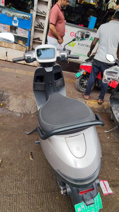 mmstm5's tweet photo. My Ola S1 Air just died on me. Called for service -nothing. No response, no accountability, no ETA.

Meanwhile my old Honda Activa hasn't skipped a single day in years.

This is the uncomfortable truth about EVs in India right now: the product story is ahead of the service story. https://t.co/EwPypxIuZI