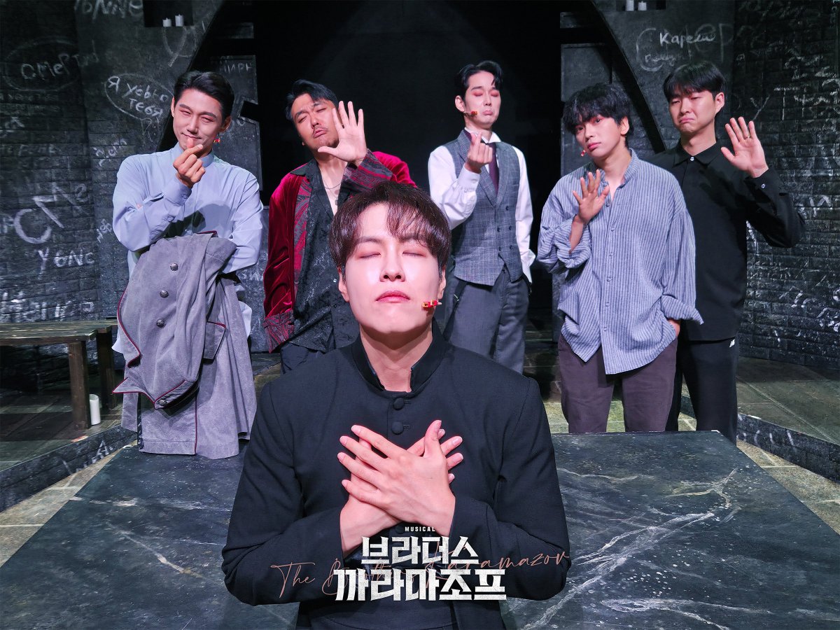 orchardmusical's tweet photo. 뮤지컬 #브라더스까라마조프

🥀 단체사진 공개

8월 2일 일요일 14시, 오늘의 까라마조프가.

표도르 파블로비치 까라마조프 ㅣ 심재현
드미트리 표도르비치 까라마조프 ㅣ 양승리
이반 표도르비치 까라마조프 ㅣ 임강성
알렉세이 표도르비치 까라마조프 ㅣ 황민수
스메르쟈코프 ㅣ 최석진
피아니스트 ㅣ 조재철

우리 몸에 살고 있는 폭풍
𝐌𝐔𝐒𝐈𝐂𝐀𝐋 𝐁𝐑𝐎𝐓𝐇𝐄𝐑𝐒 𝐊𝐀𝐑𝐀𝐌𝐀𝐙𝐎𝐕
𝟐𝟎𝟐𝟔.𝟎𝟓.𝟏𝟐-𝟎𝟗.𝟎𝟔
NOL 씨어터 대학로 우리투자증권홀