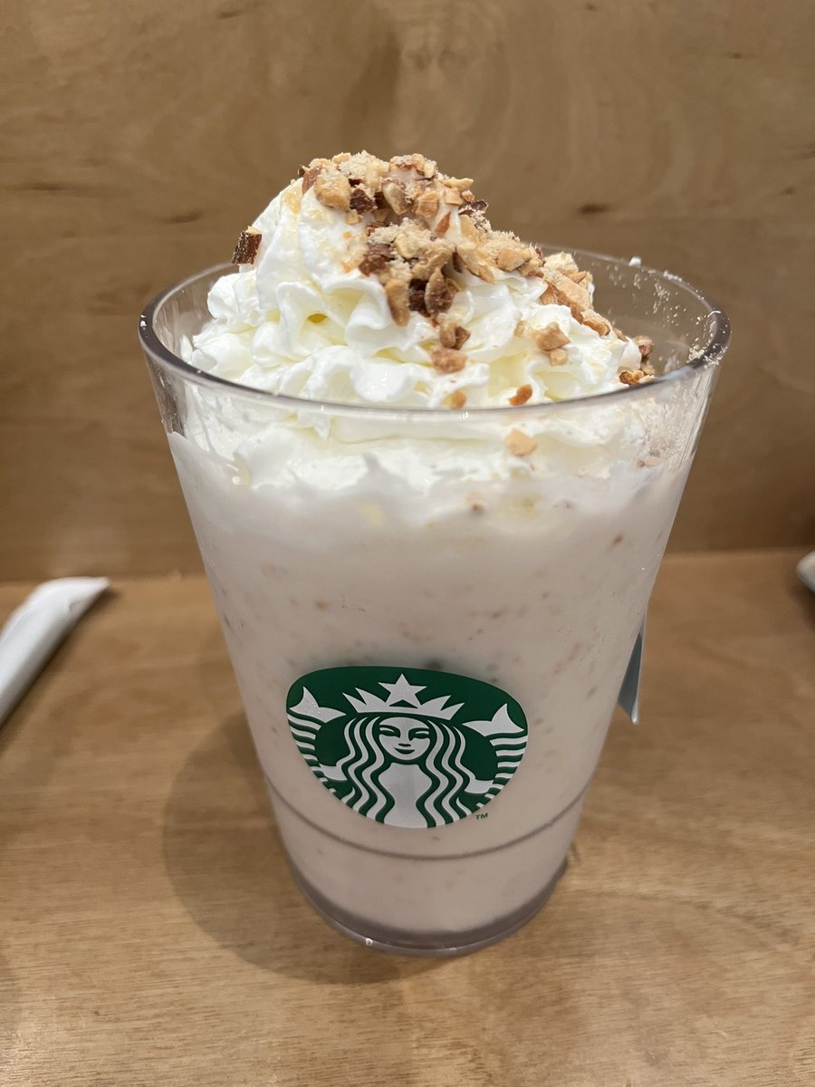 eithto's tweet photo. 新作ついでにスタンプためるため初めての店舗に来たら店舗限定とか見つけてついそっち買っちゃうの図
（わさんみつフラペ） https://t.co/awy5QsIop8