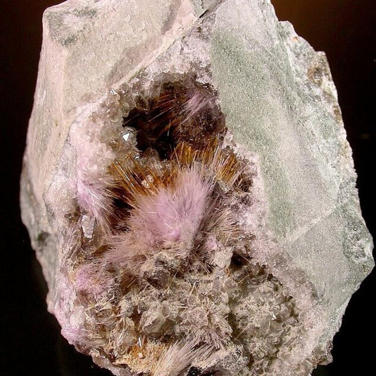 Currentreport1's tweet photo. BREAKING:

Russia has discovered an extremely rare mineral, Kola Ashcroftine previously unknown to science. It is valued at $145 per millimeter and is worth more than gold.

The mineral contains yttrium, silicon, potassium, sodium, calcium, manganese, and fluorine. https://t.co/UROzYiRsbW