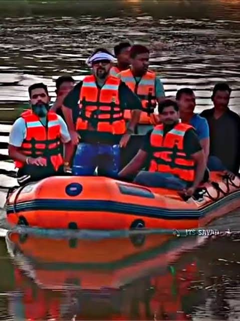 ZakirAliTyagi's tweet photo. असम की बाढ़ में फंसे लोगों के लिए हुसैन मंसूरी घूम घूम कर लोगों की मदद कर रहा है।

हुसैन ना किसी का धर्म पूछ रहे हैं ना किसी की ज़ात सिर्फ लोगों की जरूरत पूरी कर रहे हैं। https://t.co/uXJrZcioy2
