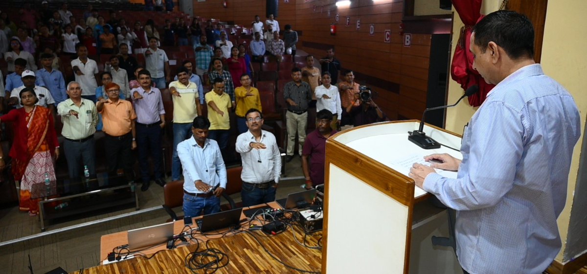 Ccsumeerut's tweet photo. चौधरी चरण सिंह विश्वविद्यालय, मेरठ में "नशा मुक्त युवा फॉर विकसित भारत–संकल्प अभियान" के अंतर्गत रजिस्ट्रार प्रो. भूपेंद्र सिंह ने शिक्षक, कर्म��ारी एवं छात्र-छात्राओं को नशा मुक्ति की शपथ दिलाई। 🇮🇳
#NashaMuktYuva #NashaMuktBharat #ViksitBharat #CCSUMeerut https://t.co/l5tS2dWl4h