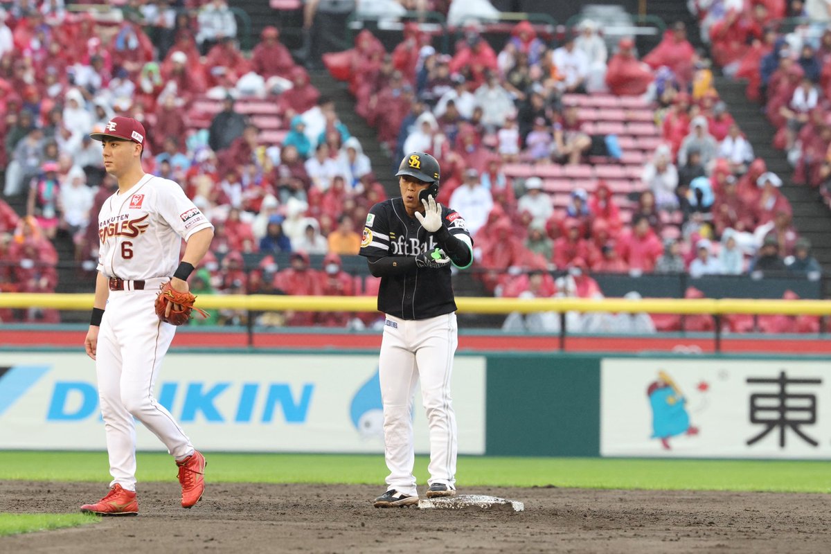 506_sh's tweet photo. RT @takafullc2: 今宮健太選手も適時二塁打で続きました‼️

3点差に広げました👏 https://t.co/Y8b4zmHmQW