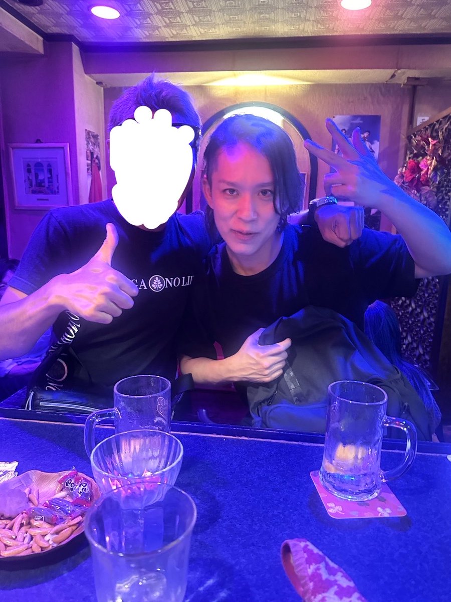 thekill_hide_t's tweet photo. 遅くなりましたがありがとうございました！

感謝です！

ライブ後にある方と飲みすぎて帰りに
携帯を無くしました……

これまで財布や携帯を何度も落とした中で必ず手元に帰ってきましたが

今回は無理でした…今年も残り少ないですが、、大人の仮面を被った子供代表として

日々歩んでいきます！ https://t.co/heQnDMVedH