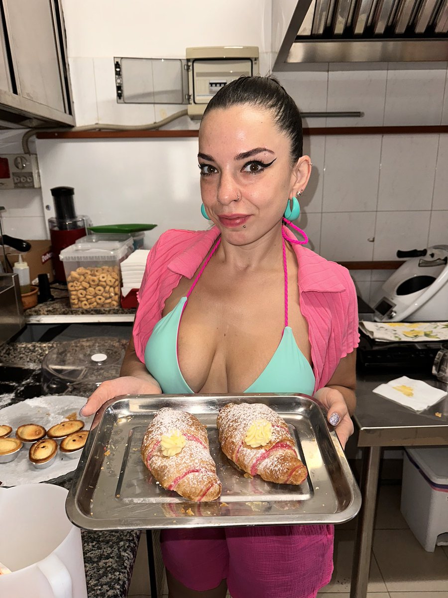 byblosc_24's tweet photo. Frutti di bosco e crema al mascarpone: comincia la tua domenica di mare così 😏 https://t.co/XJNHyywx88