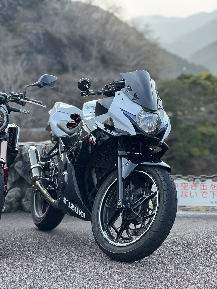 Ryosukebatar's tweet photo. GSX250R 19万で買う人いないすか

GSX250R 2021年式
走行距離 59000km
エンジン下部からオイル漏れ有り
現状使用に問題は無し
自賠責8月まで
カスタム
WR'Sスリップオンカーボンマフラー
OverRacing バックステップ
ハリケーン セパレートハンドル
ウィンカー移植
フェンダーレス
レバー
エアロミラー（純正ミラー有）
純正リアシート、シングルシート
#バイク売ります
