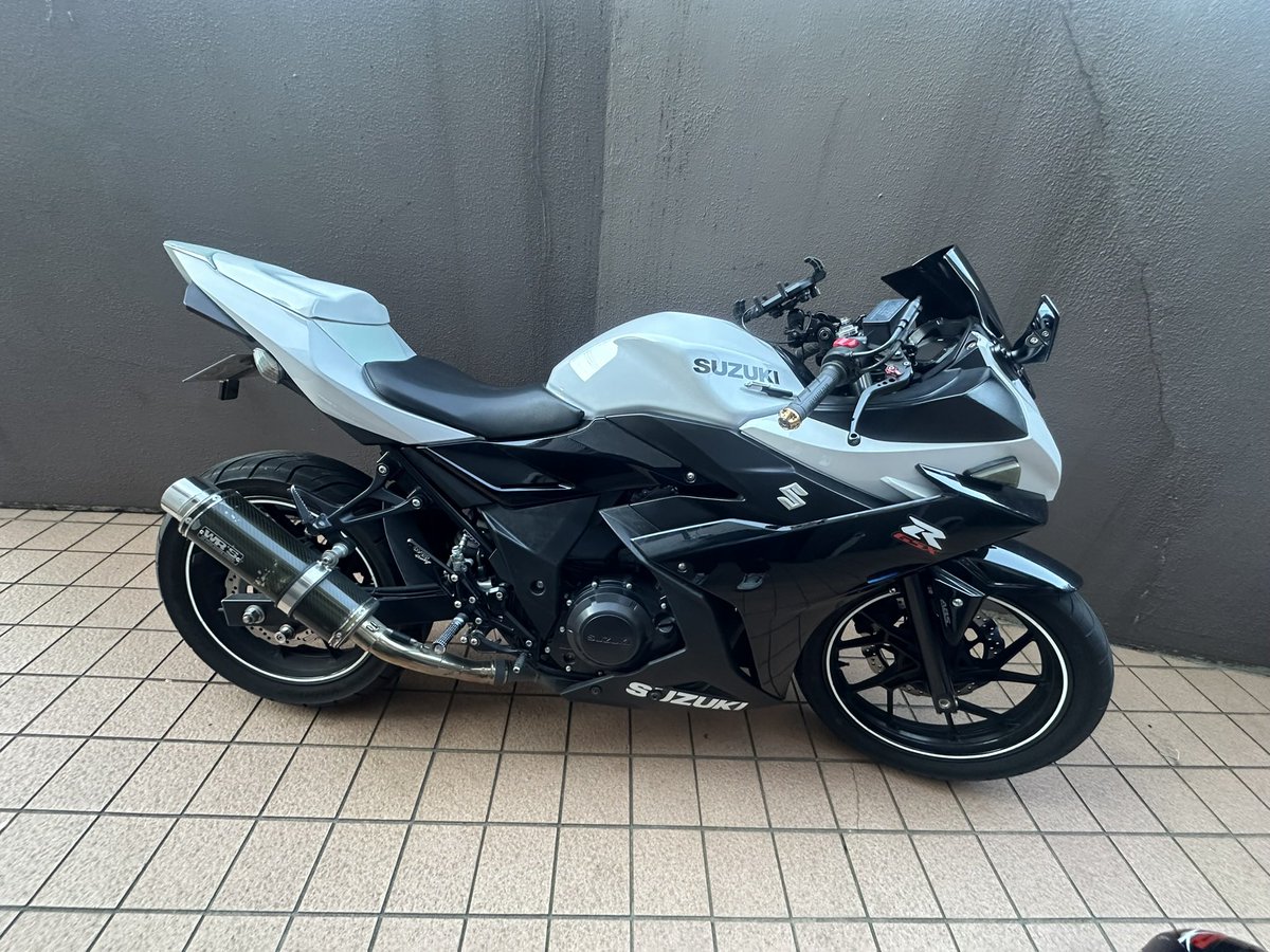Ryosukebatar's tweet photo. GSX250R 19万で買う人いないすか

GSX250R 2021年式
走行距離 59000km
エンジン下部からオイル漏れ有り
現状使用に問題は無し
自賠責8月まで
カスタム
WR'Sスリップオンカーボンマフラー
OverRacing バックステップ
ハリケーン セパレートハンドル
ウィンカー移植
フェンダーレス
レバー
エアロミラー（純正ミラー有）
純正リアシート、シングルシート
#バイク売ります