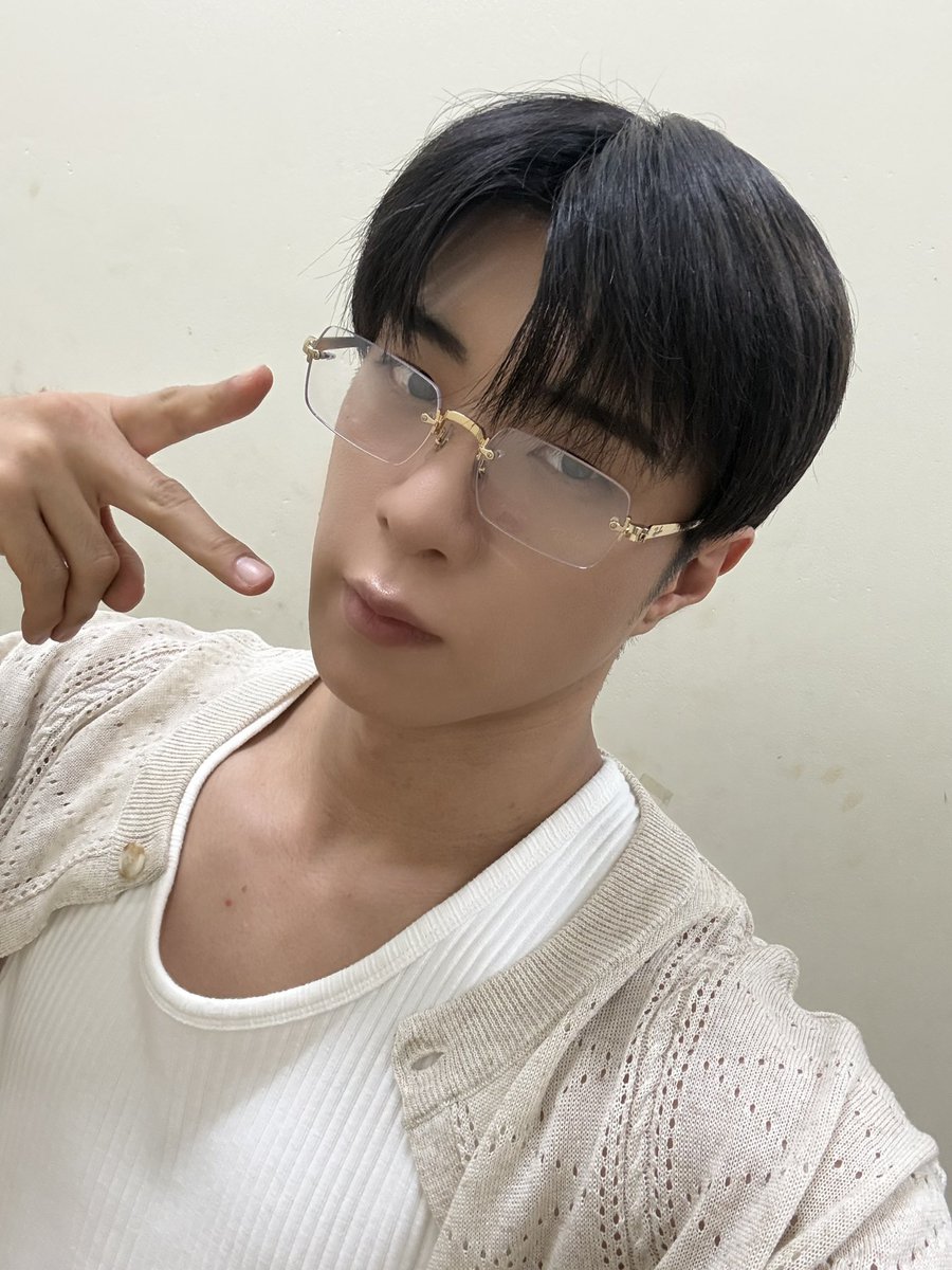 ONF_members's tweet photo. #와이엇 #WYATT

🤓✌️ https://t.co/azg5rqR0b2