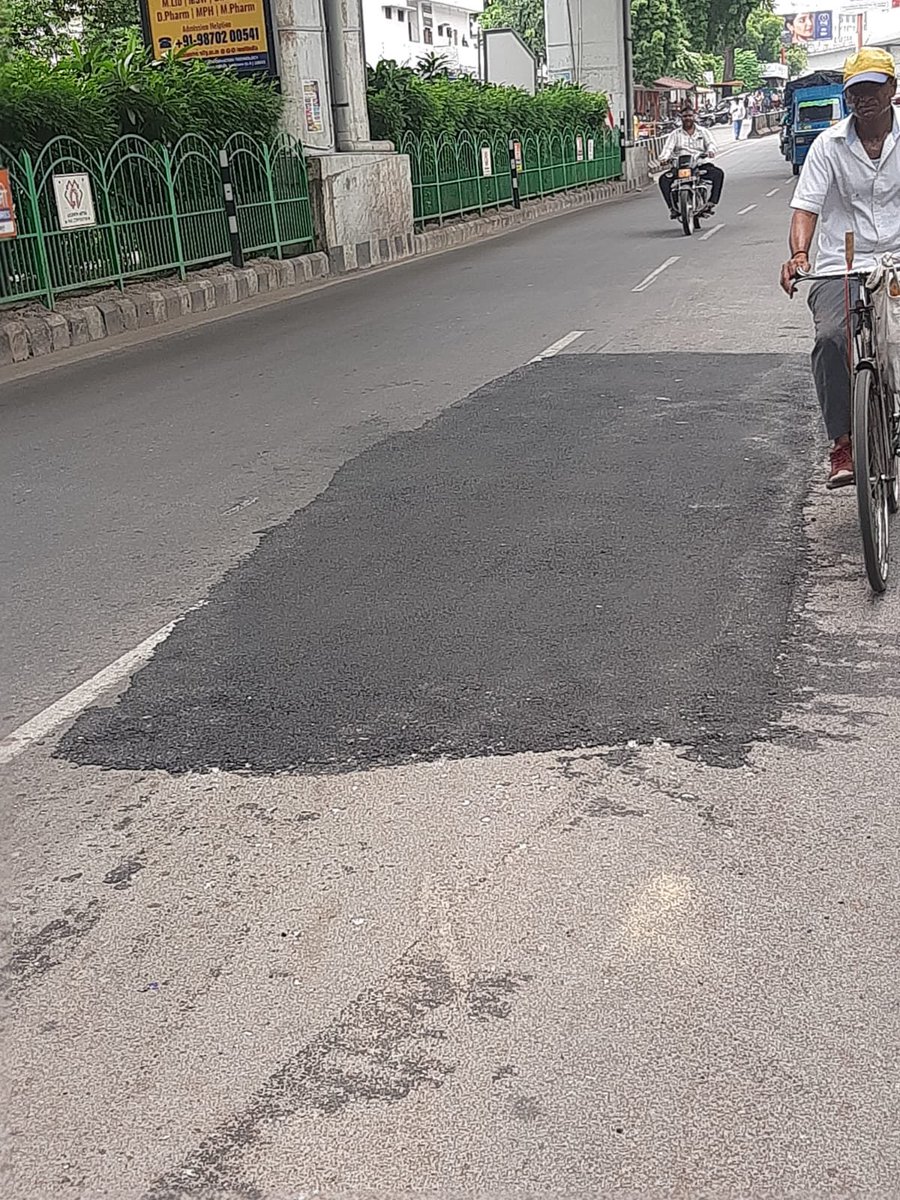 Lko_VivekSharma's tweet photo. PWD वालों ने तो कसम खा रखी है..."हम लखनऊ वालों को गाड़ियों का सस्पेंशन चेक करने ही नहीं देंगे!" 😂..@uppwdofficial
हनुमान सेतु से IT कॉलेज (LU) मार्ग पर जो गड्ढा महीनों से टिका था..सोशल मीडिया पर पोस्ट होते ही रातों-रात गायब साथ में लगे हाथों अन्य गड्ढों की भी हो गई..भराई..अरे भाई इतनी तेज़ी तो बुलेट ट्रेन में भी नहीं देखी! 👏🤣
वैसे "सड़क सुरक्षा-जीवन रक्षा" के लिए प्रतिबद्ध ही दिखाई पड़ती है प्रांतीय खंड लखनऊ की अभियंत्रण टीम..आभार.🙏🏻..@pwd_up @LucknowDivision
@AdminLKO @InfoDeptUP