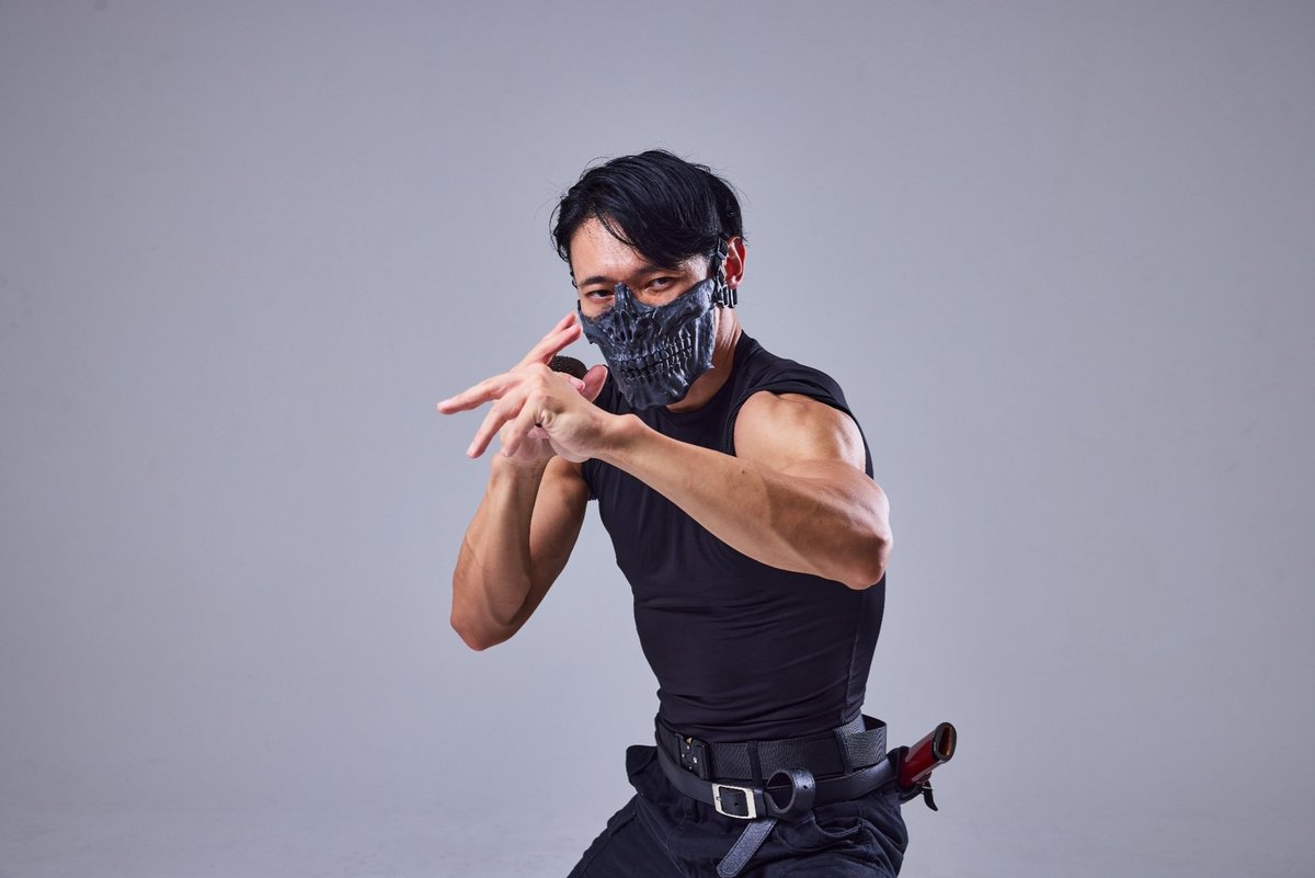 JPparkGuardian's tweet photo. 以前もポストしたのですが、忍たま最強の軍師で天鬼がやってる例の構え、新しいお写真で分かりやすく角度を変えてポージングしてみました

刀の柄~刃を一直線にする事によって

•刃の長さを悟らせない
•何をしてくるか分からない

ように見せられる構えです https://t.co/D01dPSIXIM
