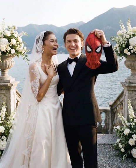 FrenchRapUS's tweet photo. 🚨 LE COUPLE DU SIÈCLE ! 

Les amoureux Tom Holland et Zendaya ont porté des broches assorties en forme d’araignée pour célébrer la sortie de Spider-Man 🥲 https://t.co/L78Dh8WyLH