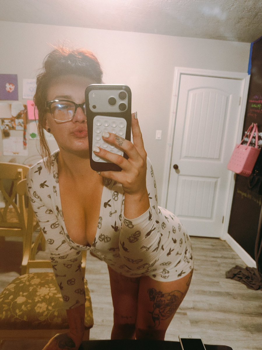 angelfacezoey's tweet photo. Can’t wait to find a sugar daddy or fan that’s actually worth a damn 😤because I have so much exclusive content to share with them it’s crazy🤫🥵 #sugardaddywanted #exclusivecontent #letmeshowyou #nude #nsfw #hornygirl #paytoplay #spicycontent #spicypage https://t.co/PIkZ2z3YYF