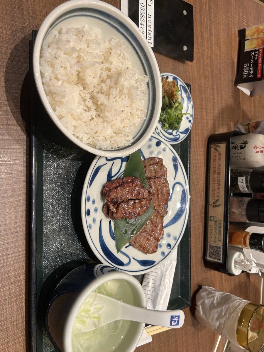 be_full_chicase's tweet photo. 長らく息を潜めておりましたが、激ヤバ案件が終わり昨日は17時間、今日は10時間寝てまつパに行き、牛タンを麦めし大盛りで食すなど
まだまだ繁忙期続くけど8月は落ち着いているので写真あげたいわよ〜〜✋ https://t.co/NNL9IqELJq