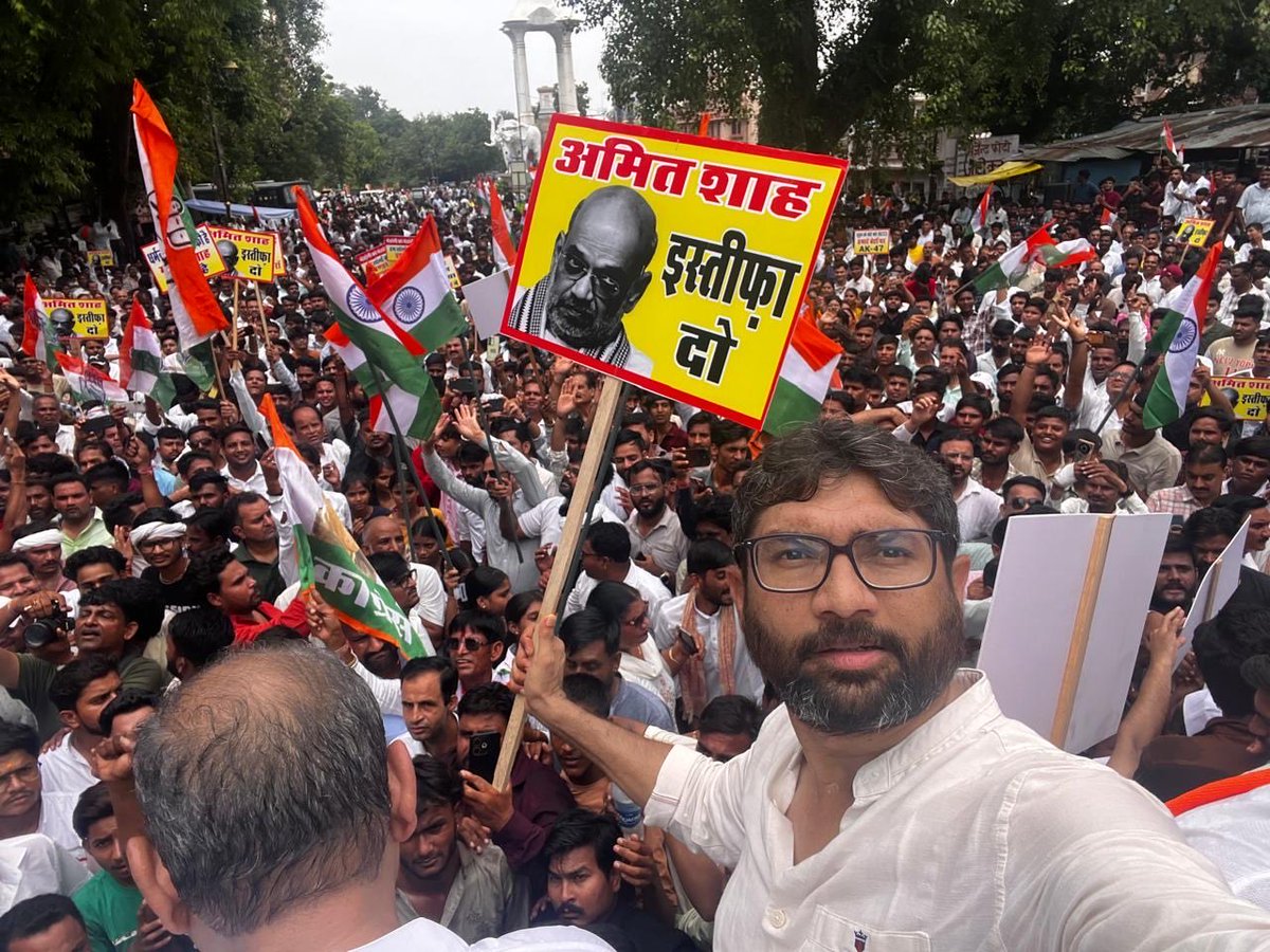 INCRajasthan's tweet photo. अमित शाह इस्तीफा दो

दिल्ली में छात्रों पर हुए लाठीचार्ज, पेलेट गन के इस्तेमाल और हिंसक कार्रवाई के विरोध में कोटा में #छात्रों_की_गूंज कार्यक्रम में केंद्रीय गृह मंत्री अमित शाह के इस्तीफे की मांग की गई

दमन, तानाशाही, लाठियों और गोलियों के बल पर देश के युवाओं की आवाज़ को दबाया नहीं जा सकता।