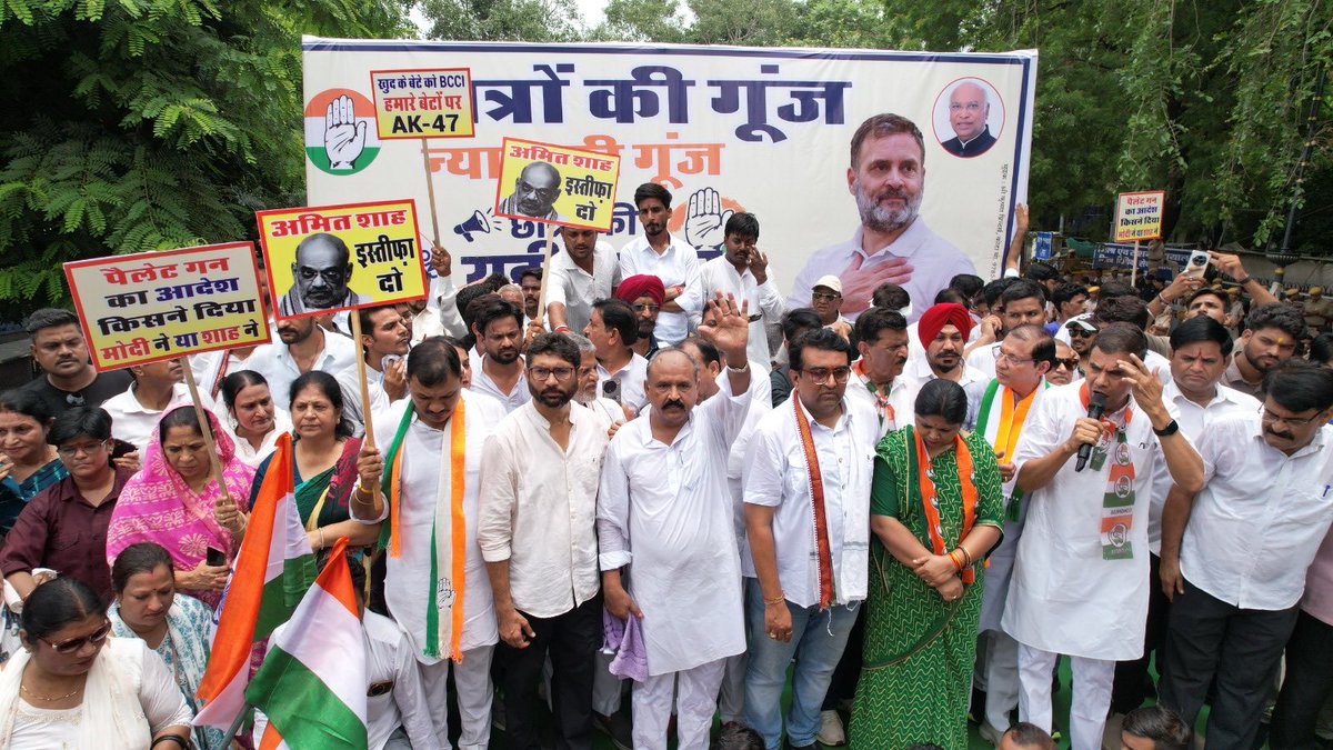 INCRajasthan's tweet photo. अमित शाह इस्तीफा दो

दिल्ली में छात्रों पर हुए लाठीचार्ज, पेलेट गन के इस्तेमाल और हिंसक कार्रवाई के विरोध में कोटा में #छात्रों_की_गूंज कार्यक्रम में केंद्रीय गृह मंत्री अमित शाह के इस्तीफे की मांग की गई

दमन, तानाशाही, लाठियों और गोलियों के बल पर देश के युवाओं की आवाज़ को दबाया नहीं जा सकता।