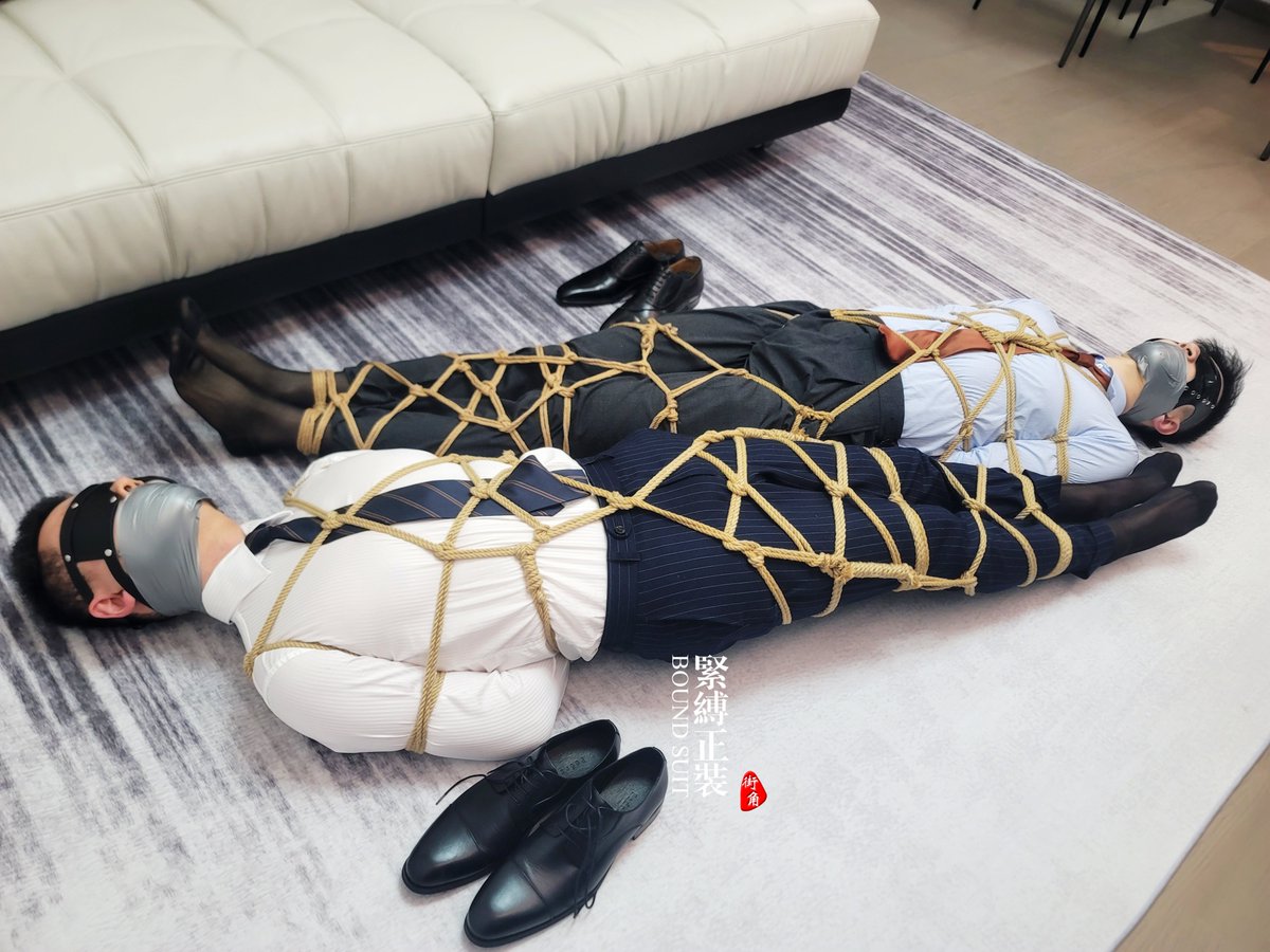robinchan01's tweet photo. 1.着装喜好：正装>球衣>制服>胶衣>迷彩>全裸>紧身衣，不喜校服、囚服、棉服。  
2.身材喜好：最喜肉壮，其次肌肉，不喜过肥或者过瘦。 3.颜控。 
 
优质正装双人捆绑,无文案---第一弹
@sheepfido，@derekrope https://t.co/1voNgKthmQ