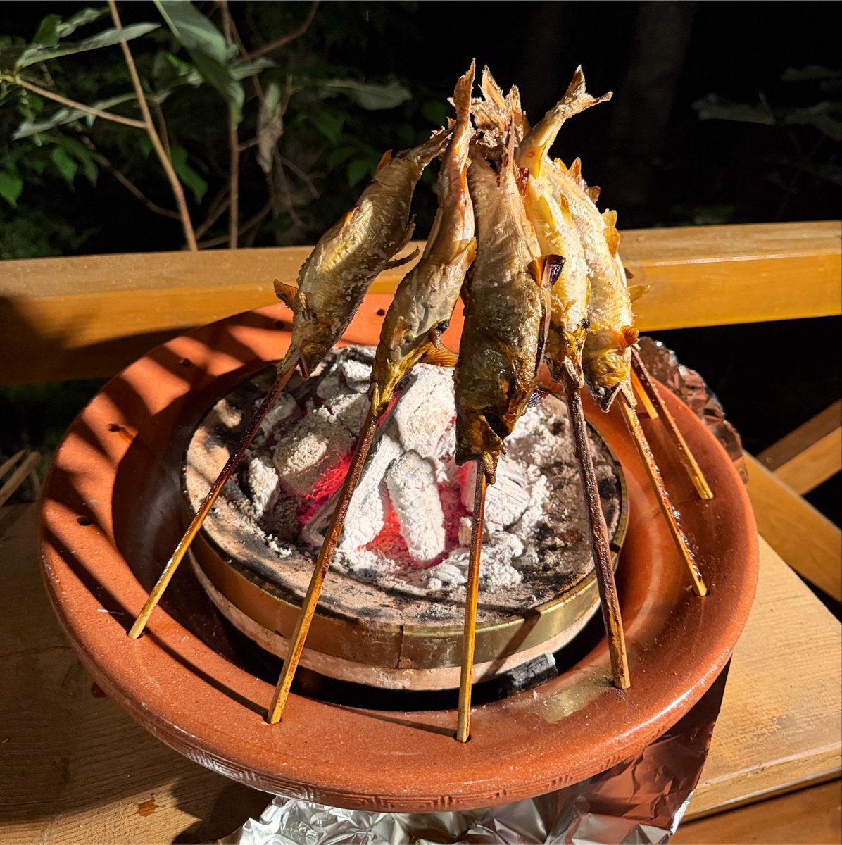 toyoseri_7's tweet photo. 高原川で釣った鮎を、その日のうちに捌いて炭火焼きに炭火🔥塩焼き！

北アルプスの清流・高原川（たかはらがわ）の鮎は、冷たく澄んだ水と豊かなコケを食べて育つため、「香魚」の名にふさわしい爽やかな香りと引き締まった身が絶品。

竹串に打って七輪の炭火でじっくり遠火焼き。

外はパリッと香ばしく、中はふっくらジューシーな仕上がりに。

自分で釣り上げて丁寧に仕込んだ鮎の味は、まさに至福の贅沢。

夏の味覚を存分に堪能した2日間👍

⁠#鮎釣り⁠ ⁠#高原川⁠ ⁠#高原川の鮎⁠ ⁠#鮎の塩焼き⁠ ⁠