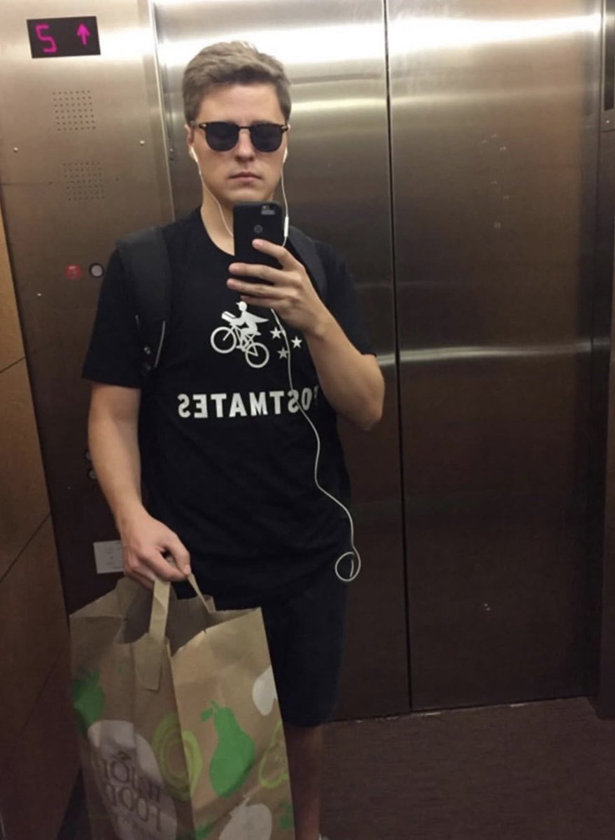 HumansNoContext's tweet photo. In 2016, Lukas Yla hid his CV inside boxes of doughnuts and delivered them to around 40 companies in San Francisco.

The creative approach reportedly earned him around 10 job interviews. 🍩👏 https://t.co/mX4eu5Lvex