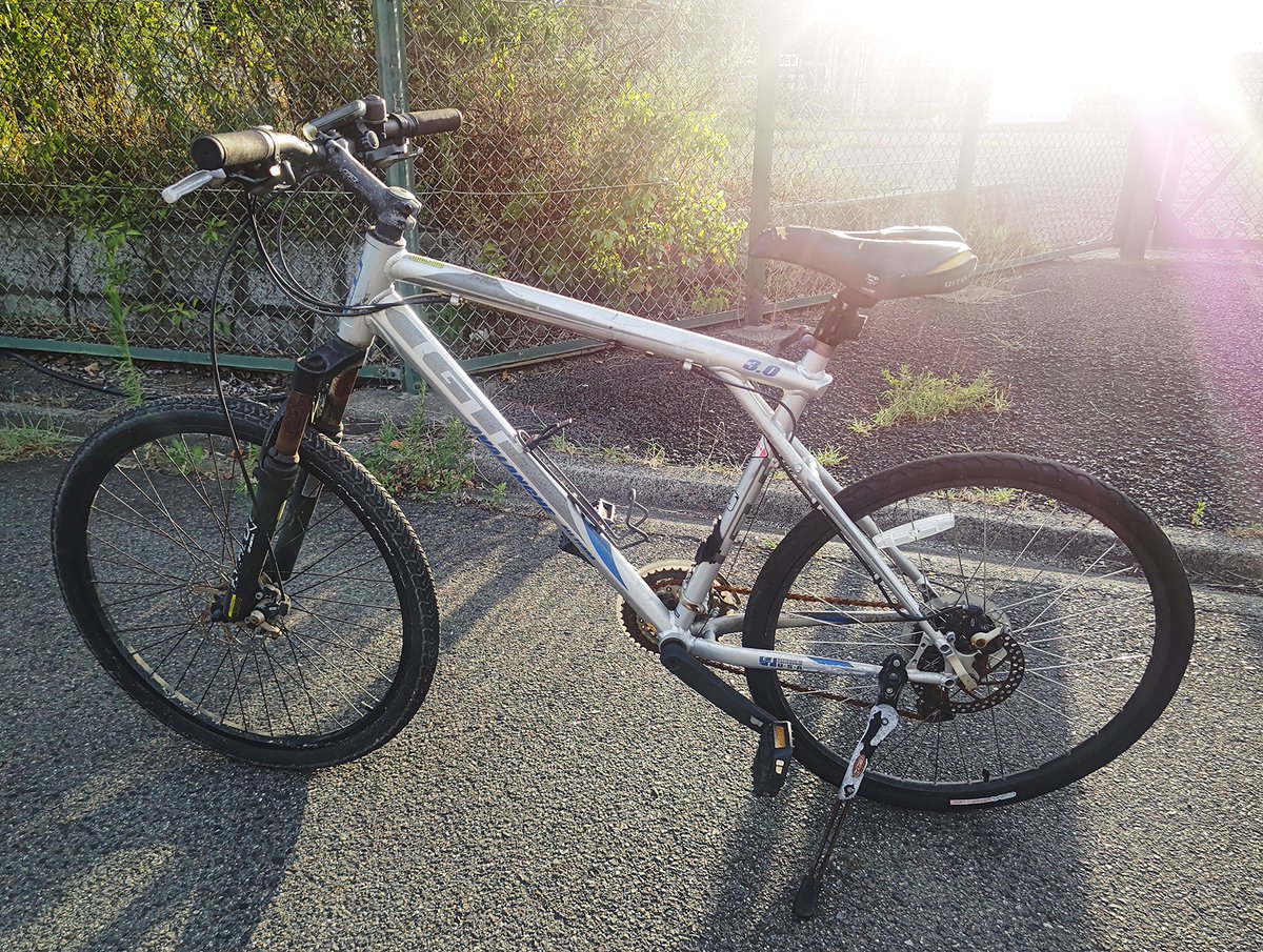 macoto1978's tweet photo. 最近いいこともありました。盗難にあった自転車が戻りました🚲️
防犯登録のお陰で、放置自転車として保護されたそうです。
ほぼ原型を留めていてくれたのが嬉しい。屑鉄として溶かされててもおかしくないと思ってたので🥲
鍵を巻いていた金属製の荷台のポストが切断されていた💦 https://t.co/dKY0YKKulV