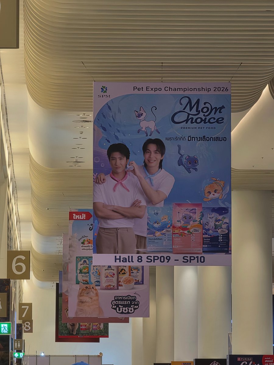 taetaewithluv's tweet photo. Buying cat food just to get the blanket 😭 but I love mom choice for taking care of the two cats 🫶🏻

#เฟิร์สข้าวตัง #FirstKhaotung 
#MomChoice #MomChoicexFirstKhaotung https://t.co/JgQsm6Wd17
