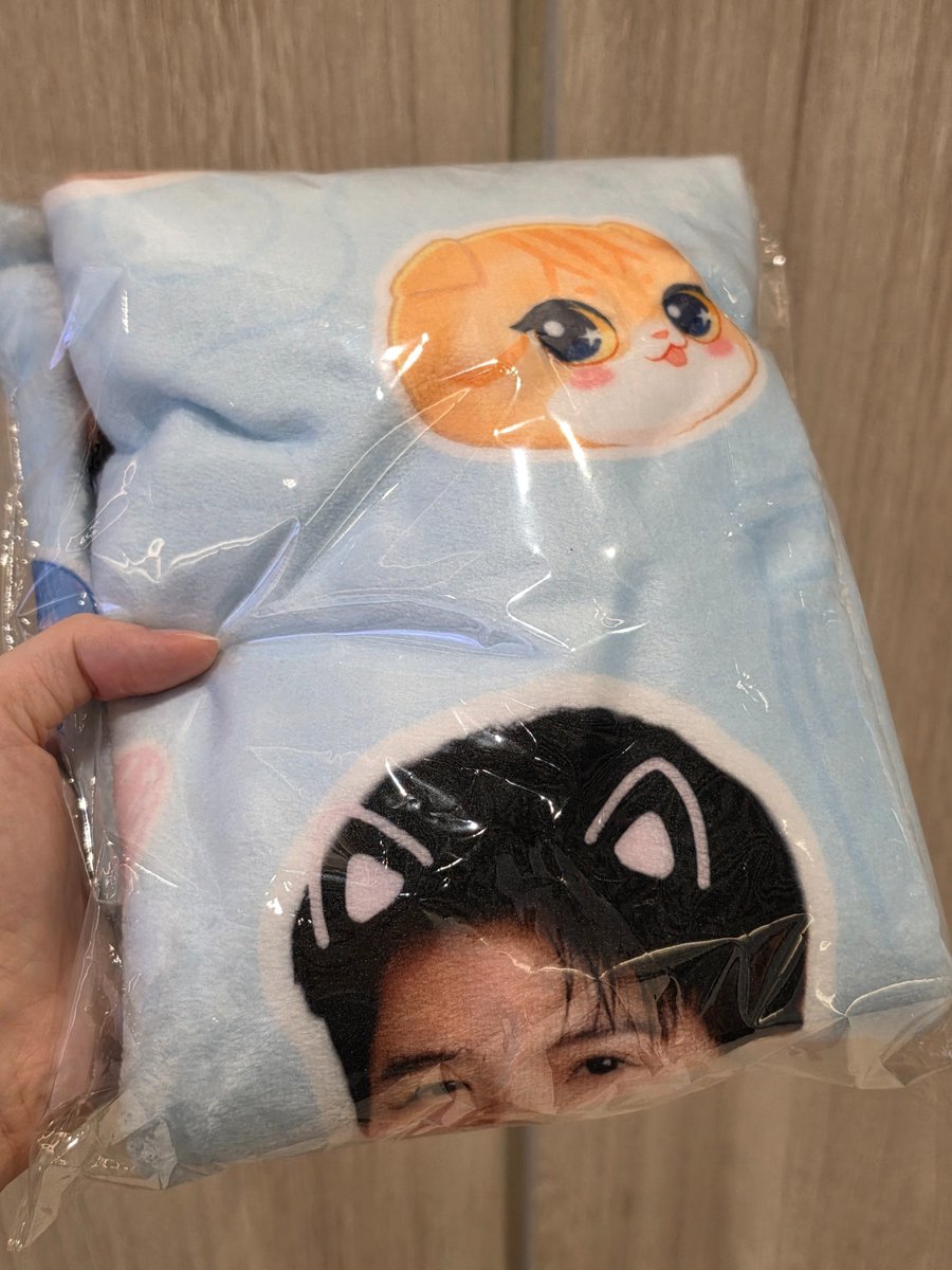 taetaewithluv's tweet photo. Buying cat food just to get the blanket 😭 but I love mom choice for taking care of the two cats 🫶🏻

#เฟิร์สข้าวตัง #FirstKhaotung 
#MomChoice #MomChoicexFirstKhaotung https://t.co/JgQsm6Wd17